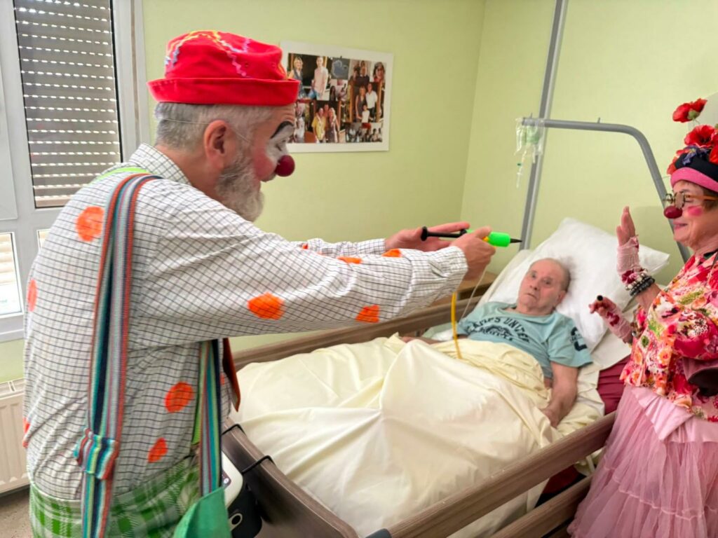 haut les mains dit le clown