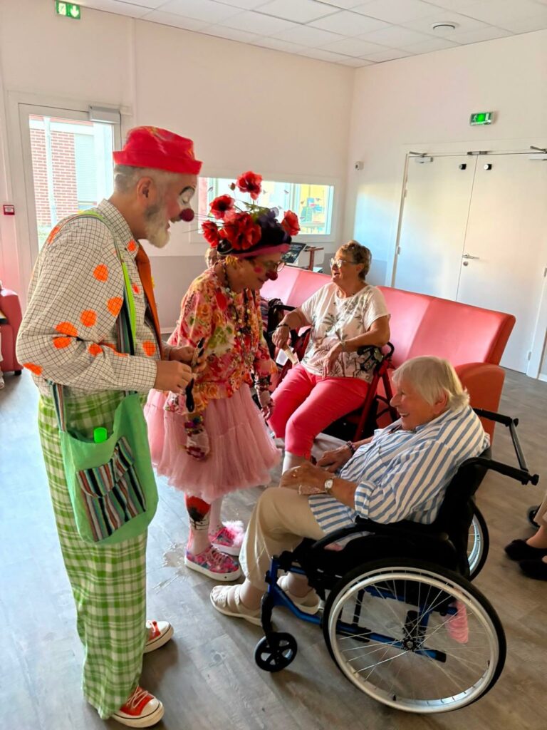 Rosy la clowne avec oups! en salle commune d'Ehpad